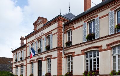 Rathaus von hemsbach im Frühling mit blühenden Pflanzen