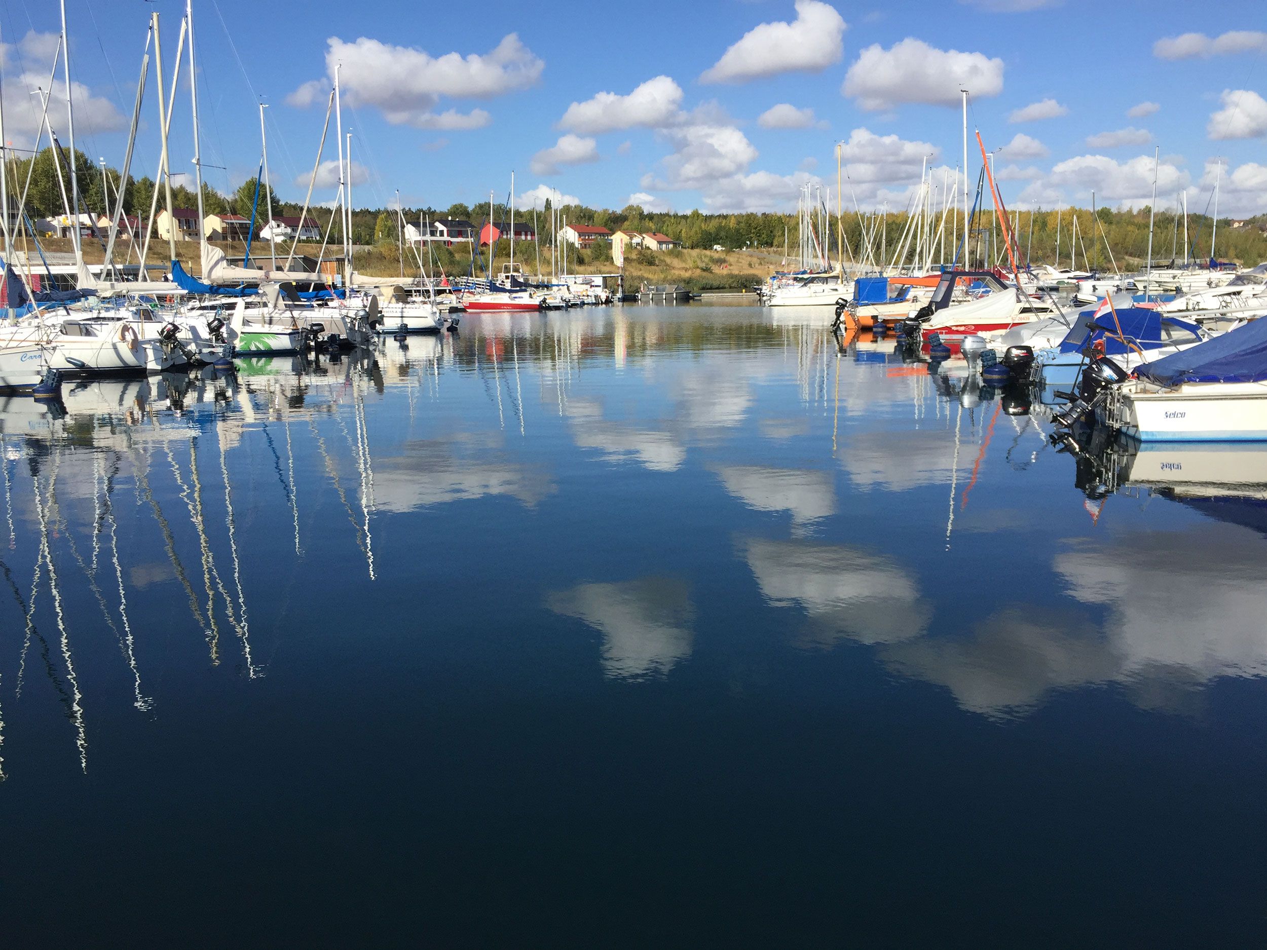 kleiner Segelboot-, Jachthafen in Mücheln im Sommer