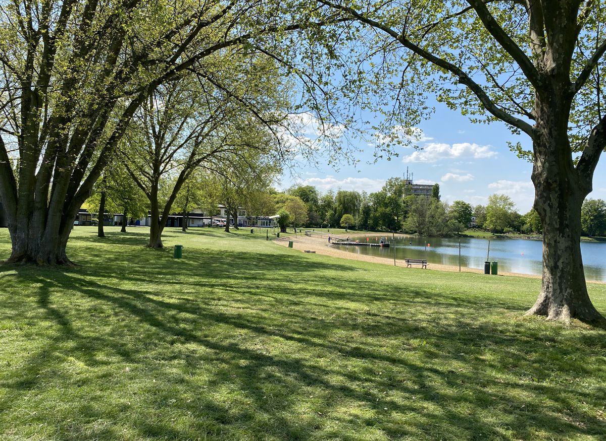 Der Wiesensee in Hemsbach mit Badestrand