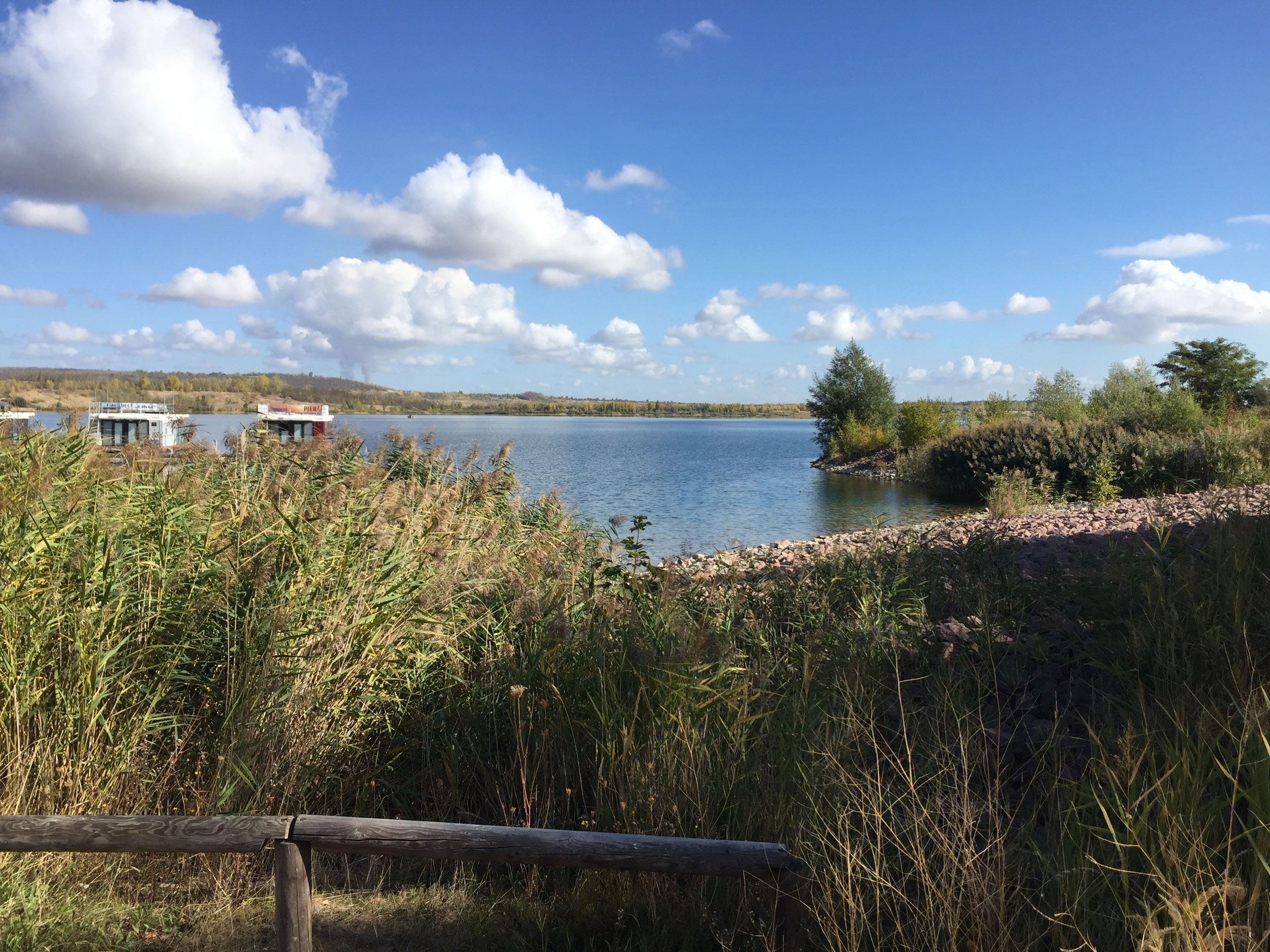 kleiner Segelboot-, Jachthafen in Mücheln im Sommer