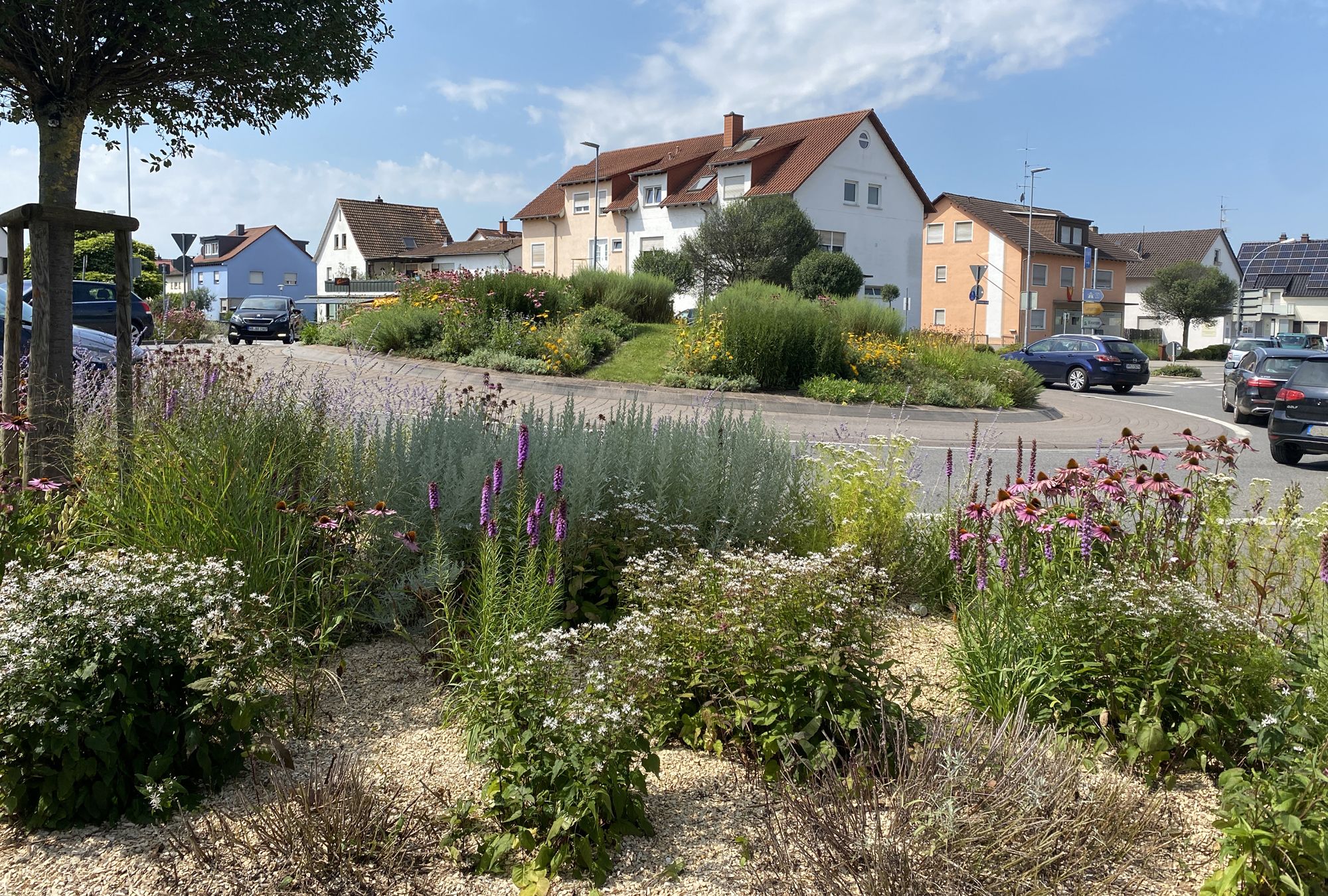 Bunte Blumenrabatte am Verkehrskreisel