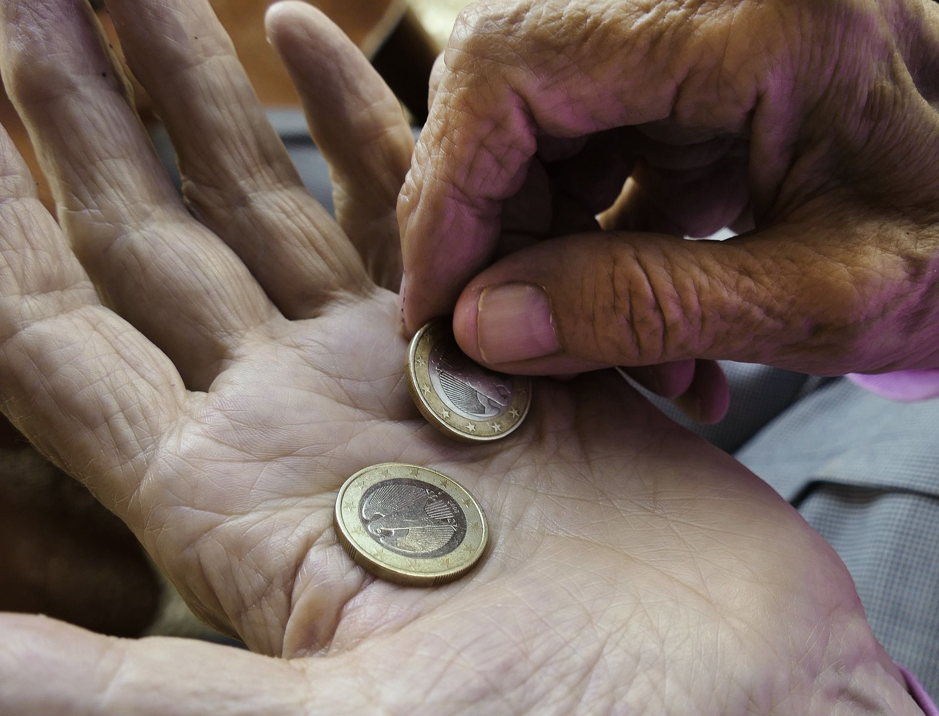 Hand zaehlt Geldmuenzen 