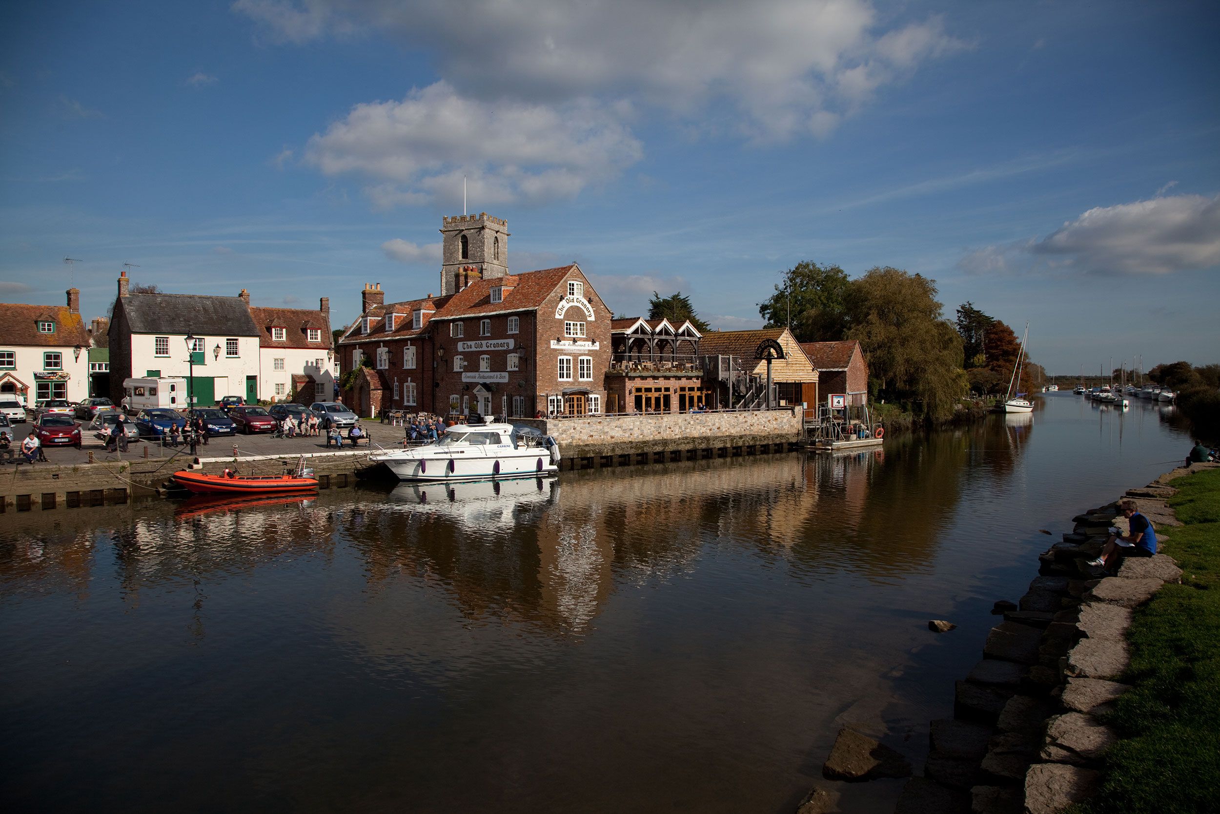 Blick auf die Altstadt Wareham vom Wasser aus